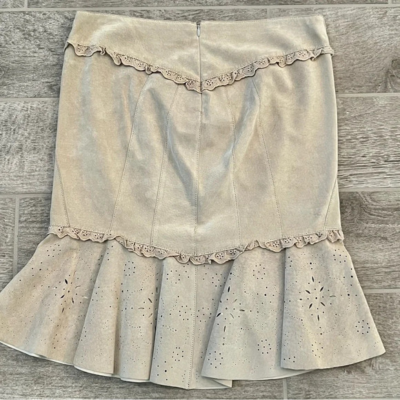 Anthropologie June Women’s Suede Mini Skirt Ruffle Trim Size 6 Cream - Picture 3 of 10